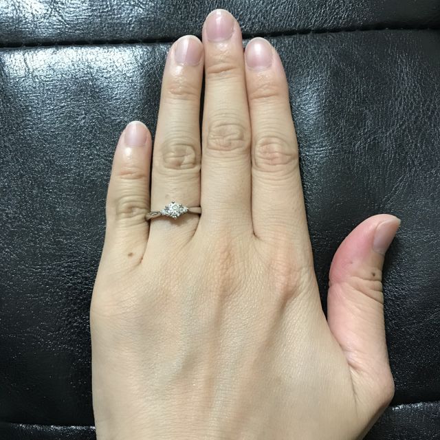 【アイプリモ(I-PRIMO)の口コミ】 婚約指輪に頂きました。サイドのダイヤがセンターのダイヤを際立たせてく…