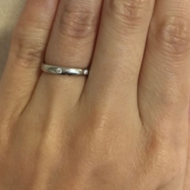 【ヴァン クリーフ＆アーペル(Van Cleef & Arpels)の口コミ】 デザインはきわめてシンプルなものを試着しました。素材はプラチナ、ダイ…