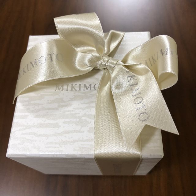 【MIKIMOTO(ミキモト)の口コミ】 横から見たデザインがとても綺麗だったのが決め手です。
Mに見えるデザイ…