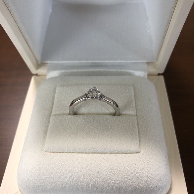 【MIKIMOTO(ミキモト)の口コミ】 横から見たデザインがとても綺麗だったのが決め手です。
Mに見えるデザイ…