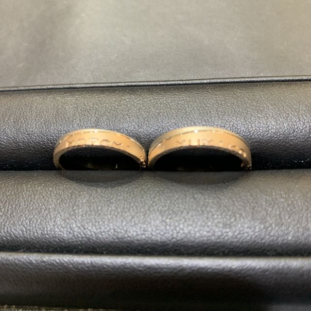 【REGALO(レガロ)の口コミ】 指輪のデザインが、外に名前を入れることができるので。内側に名前が入っ…