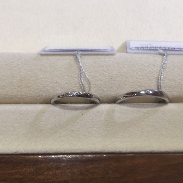 【TRECENTI(トレセンテ)の口コミ】 中央に入った5石のダイヤモンドが婚約指輪との重ね付けにもぴったり。チェ…