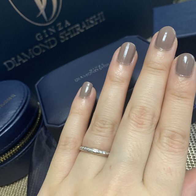 【銀座ダイヤモンドシライシの口コミ】 デザインがシンプルで上品感があった。リング自体が細身のため、指が綺麗…