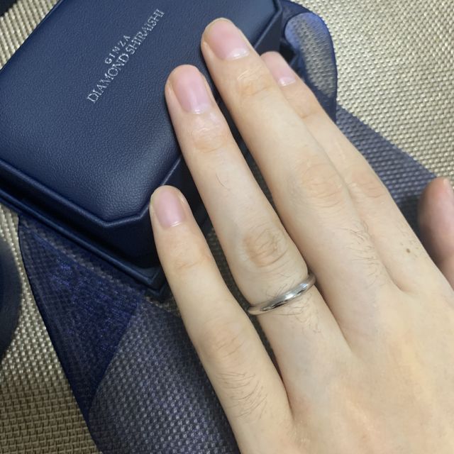 【銀座ダイヤモンドシライシの口コミ】 デザインがシンプルで上品感があった。リング自体が細身のため、指が綺麗…