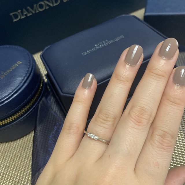 【銀座ダイヤモンドシライシの口コミ】 デザインがシンプルで上品感があった。リング自体が細身のため、指が綺麗…