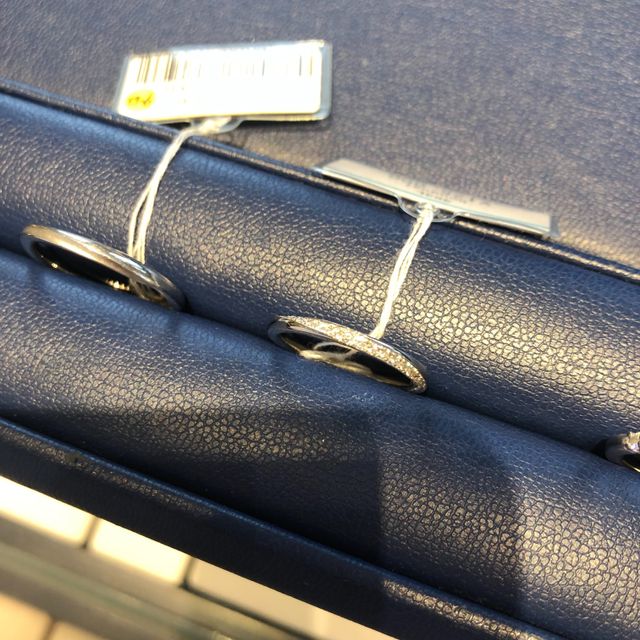 【銀座ダイヤモンドシライシの口コミ】 結婚指輪は毎日つけるものなので、つけ心地を第一優先に考えていました。…