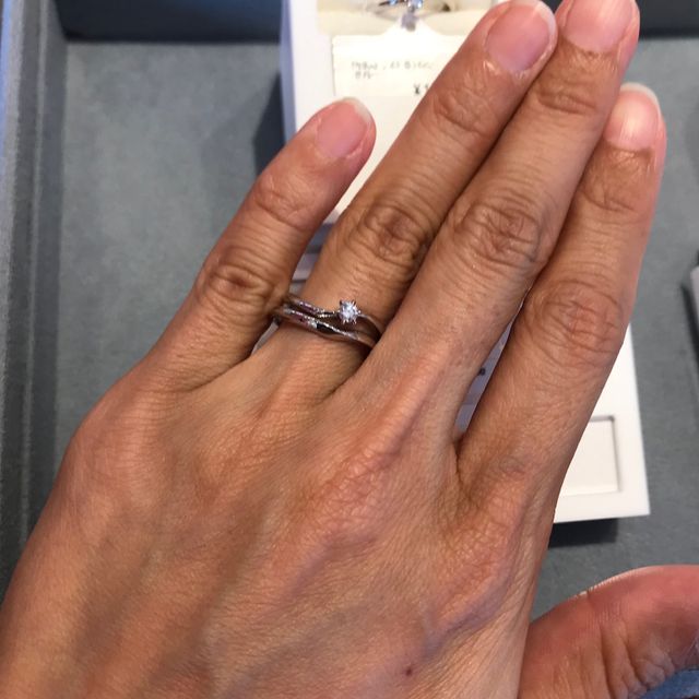 【ケイウノ ブライダル(K.UNO BRIDAL)の口コミ】 ウェーブが入っているリングです。
そのため指がきれいに見えます。
ただ…