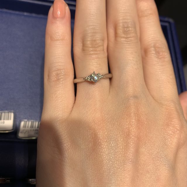 【銀座ダイヤモンドシライシの口コミ】 両サイドにメレダイヤがあることにより、センターダイアモンドが大きく見…