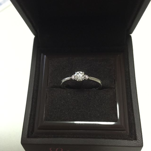 【アイプリモ(I-PRIMO)の口コミ】 ダイヤモンドの両サイドにピンクダイヤモンドが入っていて可愛らしいのが…