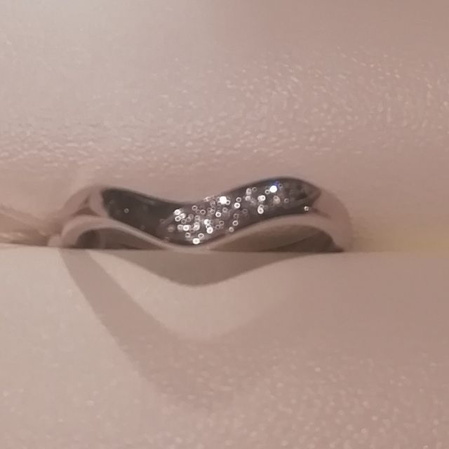 【MIKIMOTO(ミキモト)の口コミ】 プラチナの結婚指輪。Vラインが指の根元まで飾ることで、指を長く細くみせ…