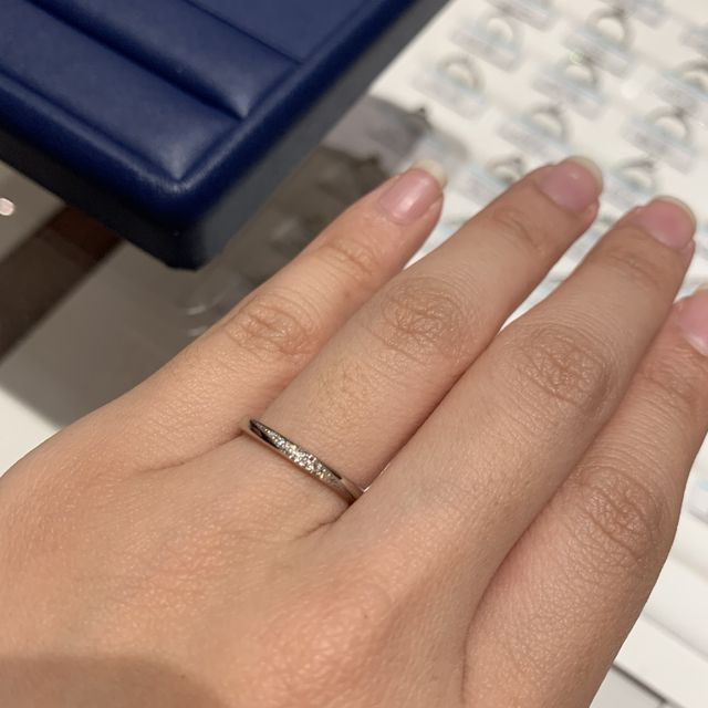 【銀座ダイヤモンドシライシの口コミ】 派手すぎず、シンプルすぎないところが気に入りました。指輪をつけたとき…