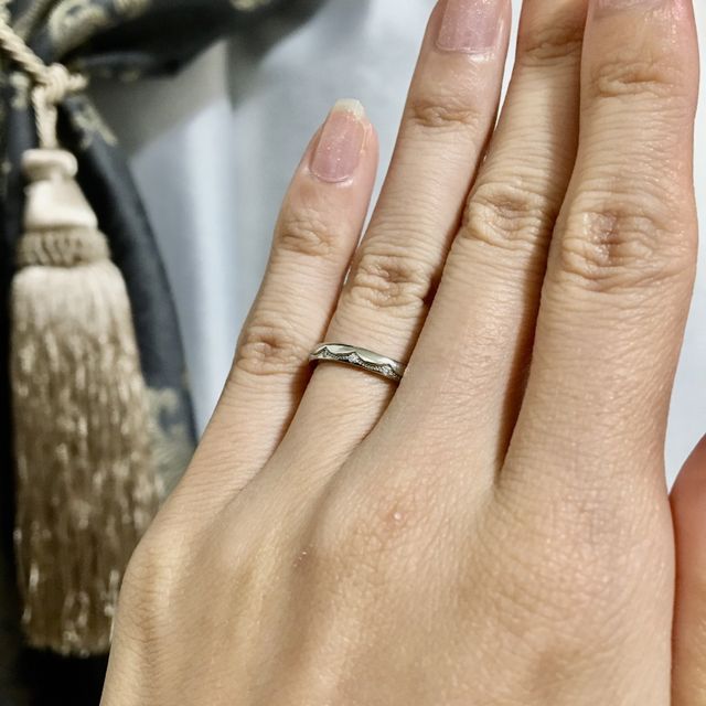 【エクセルコダイヤモンド(EXELCO DIAMOND)の口コミ】 他にはないデザインで一目惚れでした！
ミル打ちのスカラップが可愛らしく…