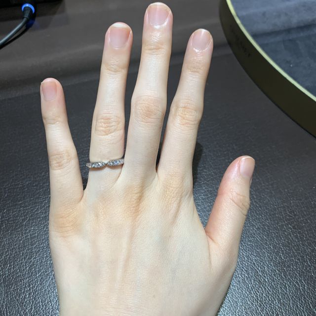 【ショーメ(CHAUMET)の口コミ】 きゅっと、くぼみのあるデザインのため指が細く、綺麗に見えるのがポイン…