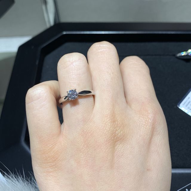 【ヴァン クリーフ＆アーペル(Van Cleef & Arpels)の口コミ】 お値段は他社と比較してお高めですが、とにかくダイヤモンドの輝きが他社…