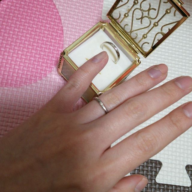 【BLOOM(ブルーム)の口コミ】 シンプルでリングの表面がさりげなく斜めにカットされていて指が細く綺麗…