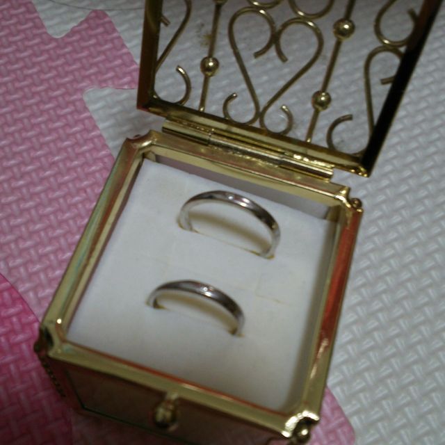 【BLOOM(ブルーム)の口コミ】 シンプルでリングの表面がさりげなく斜めにカットされていて指が細く綺麗…