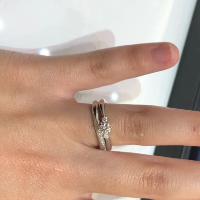【4℃ BRIDAL(ヨンドシーブライダル)の口コミ】 結婚指輪、婚約指輪ともに幅が細く緩めのウェーブのフォルムが上品でキレ…