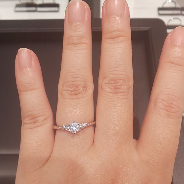 【ラザール ダイヤモンド(LAZARE DIAMOND)の口コミ】 エンゲージっぽくないデザインでとてもエレガントです。Ｖラインなので、…
