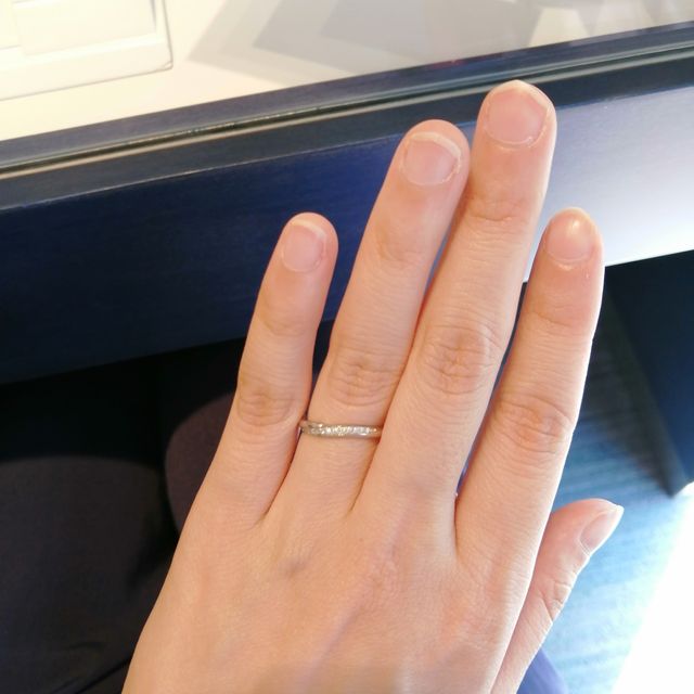 【銀座ダイヤモンドシライシの口コミ】 デザインが気に入りました。少しずらすと石が控えめに見えてそこも気に入…