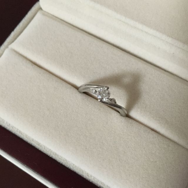 【COLANY(コラニー)の口コミ】 婚約指輪らしく一粒が大きい指輪を探していましたが、価格も高いものが多…