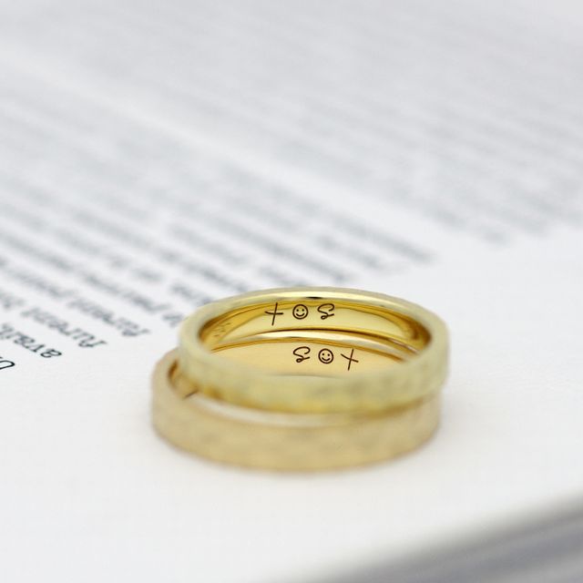 【atelier CraM(アトリエ クラム)の口コミ】 指輪の素材は元々2人で決めていた金で、デザインはゴツゴツして変わったデ…