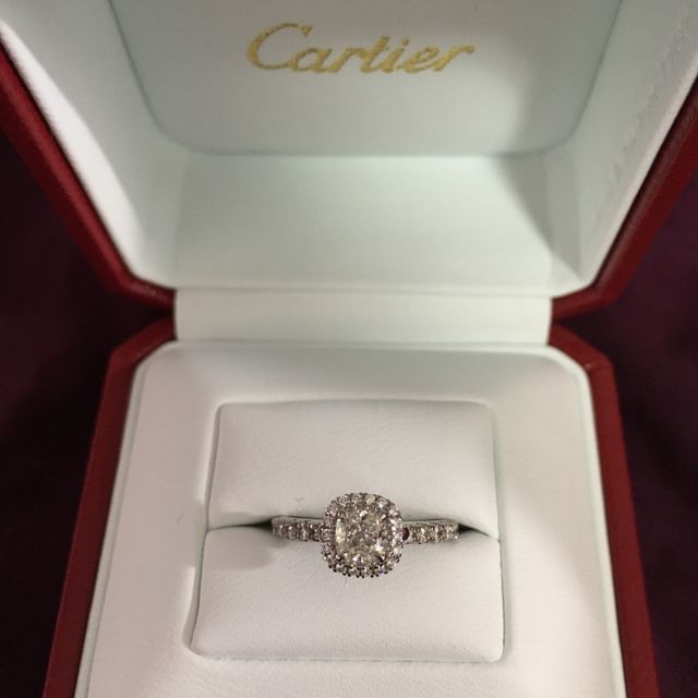 【カルティエ(Cartier)の口コミ】 結婚前から婚約指輪はダイヤで囲ったデザインがいい！と決めており、似た…