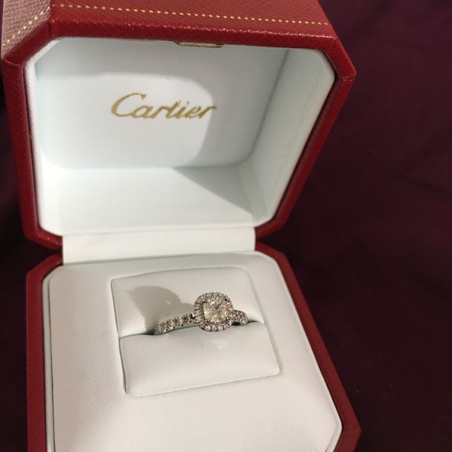 【カルティエ(Cartier)の口コミ】 結婚前から婚約指輪はダイヤで囲ったデザインがいい！と決めており、似た…