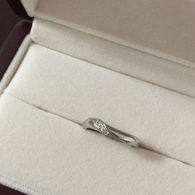 【Something Blue(サムシングブルー)の口コミ】 手が大きいので、細い指輪だと指が太く見えてしまう不安があり、幅が太め…