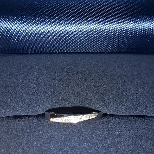 【4℃ BRIDAL(ヨンドシーブライダル)の口コミ】 2つのデザインと迷った結果だったが、
デザインがとても綺麗であり、ライ…