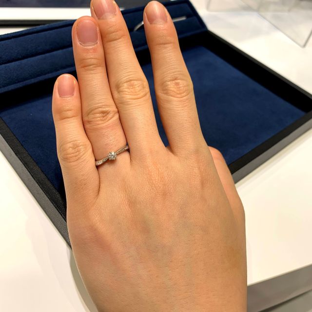 【4℃ BRIDAL(ヨンドシーブライダル)の口コミ】 価格は20万以内で決めることに、あまり派手ではなくシンプルなものが良か…