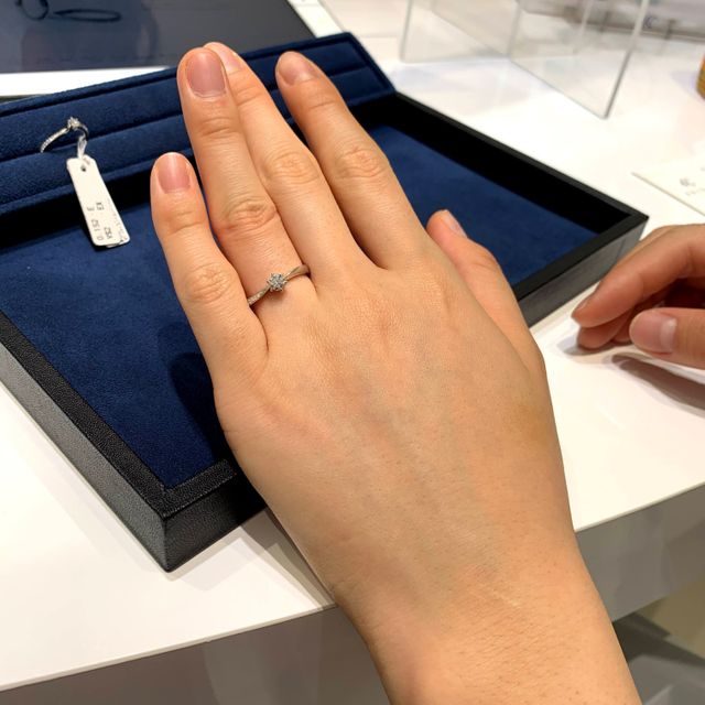 【4℃ BRIDAL(ヨンドシーブライダル)の口コミ】 価格は20万以内で決めることに、あまり派手ではなくシンプルなものが良か…