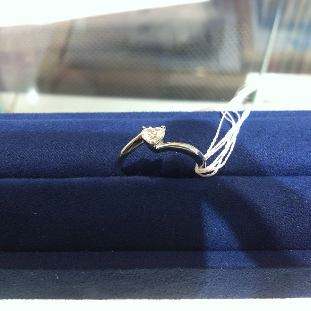 【canal4℃(カナルヨンドシー)の口コミ】 とにかく可愛い！よくあるベタな指輪な嫌だったので形に特徴のあるものに…