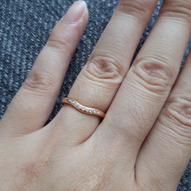 【ティファニー(Tiffany & Co.)の口コミ】 価格も予算内で真ん中が少しくぼんでいてダイヤも少し付いているタイプの…