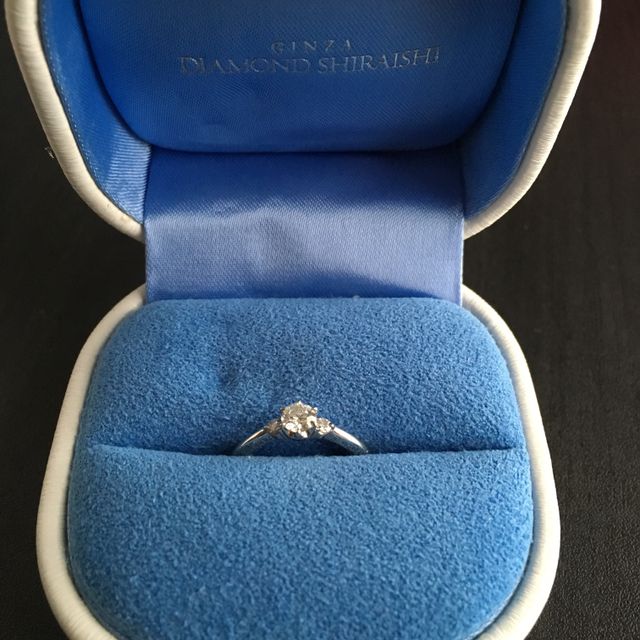 【銀座ダイヤモンドシライシの口コミ】 結婚指輪に合うV字の婚約指輪を探しており、ぴったりのものが見つかったの…