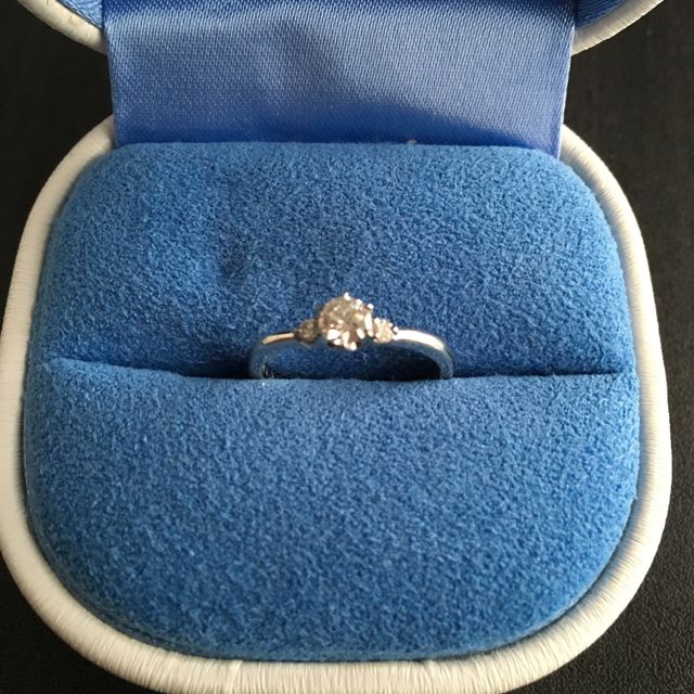 【銀座ダイヤモンドシライシの口コミ】 結婚指輪に合うV字の婚約指輪を探しており、ぴったりのものが見つかったの…