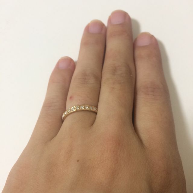 【4℃ BRIDAL(ヨンドシーブライダル)の口コミ】 ダイヤの輝きを楽しめるハーフエタニティタイプのリングです。キラキラし…