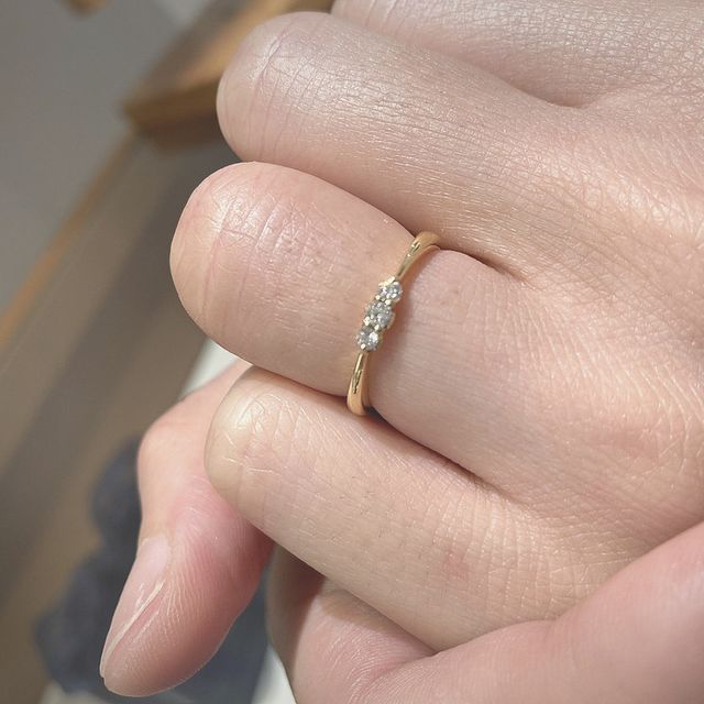 【銀座ダイヤモンドシライシの口コミ】 ダイヤが出てるデザインがすごく可愛くて、婚約指輪が買ってないので、ダ…