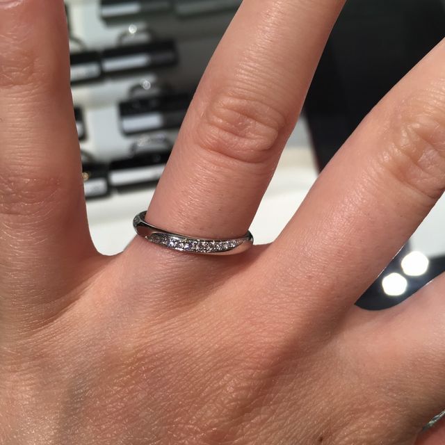 【ラザール ダイヤモンド(LAZARE DIAMOND)の口コミ】 婚約指輪はなしにしたため、その分結婚指輪はダイヤがたくさんついている…