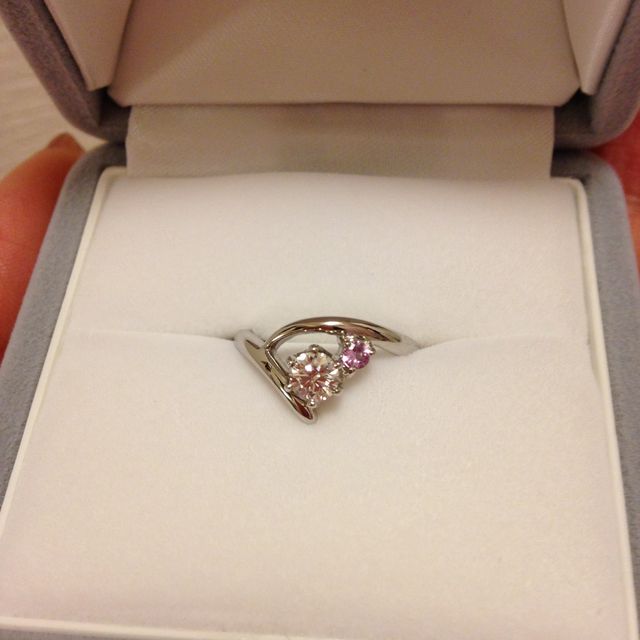 【銀座ダイヤモンドシライシの口コミ】 いわゆる、普通のデザインの婚約指輪ではなく、少し変わったデザインを探…