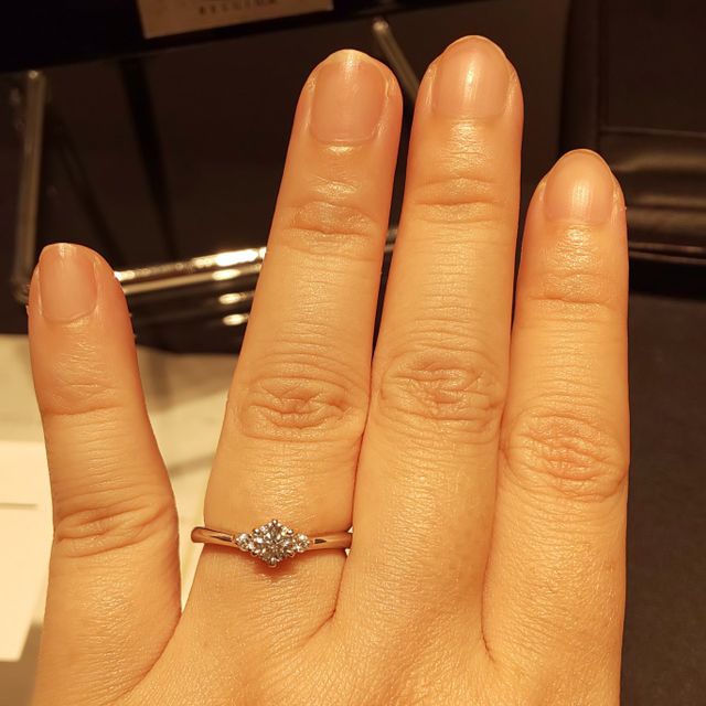 【エクセルコダイヤモンド(EXELCO DIAMOND)の口コミ】 指が短く子供っぽいため、指輪をつけたときに手がきれいな見えるデザイン…