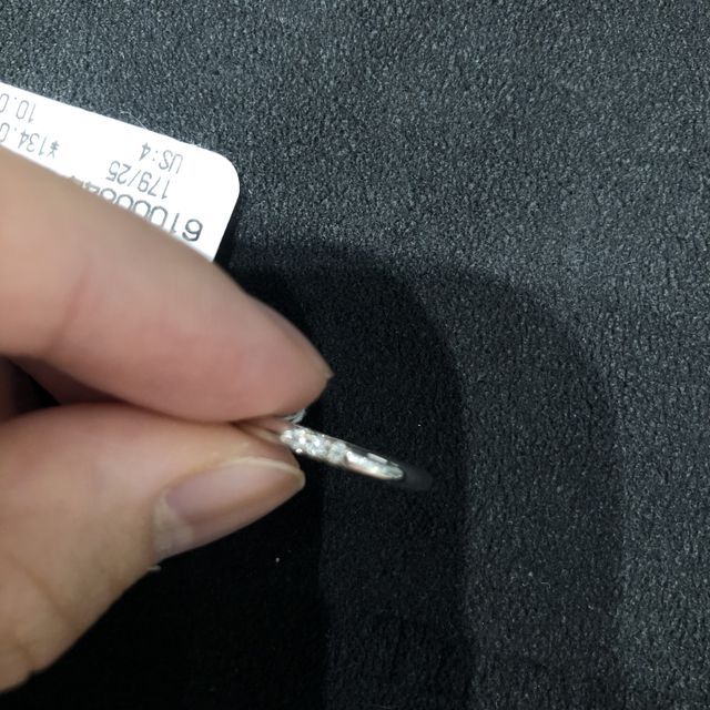 【ティファニー(Tiffany & Co.)の口コミ】 女性が憧れるティファニーの３つダイヤがつらなったものです。指輪自体も…