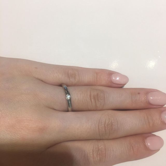 【TRECENTI(トレセンテ)の口コミ】 甲丸型で付け心地が非常に良いです。
ダイヤ1粒ではありますが、存在感が…
