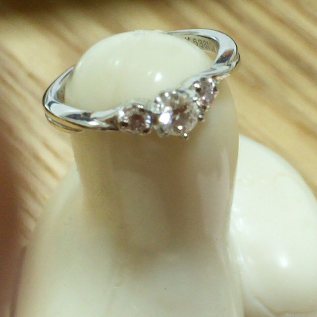 【festaria bijou SOPHIA(フェスタリア ビジュソフィア)の口コミ】 一爪のダイヤではなく、両端に小さなピンクのダイヤがついたデザインの指…