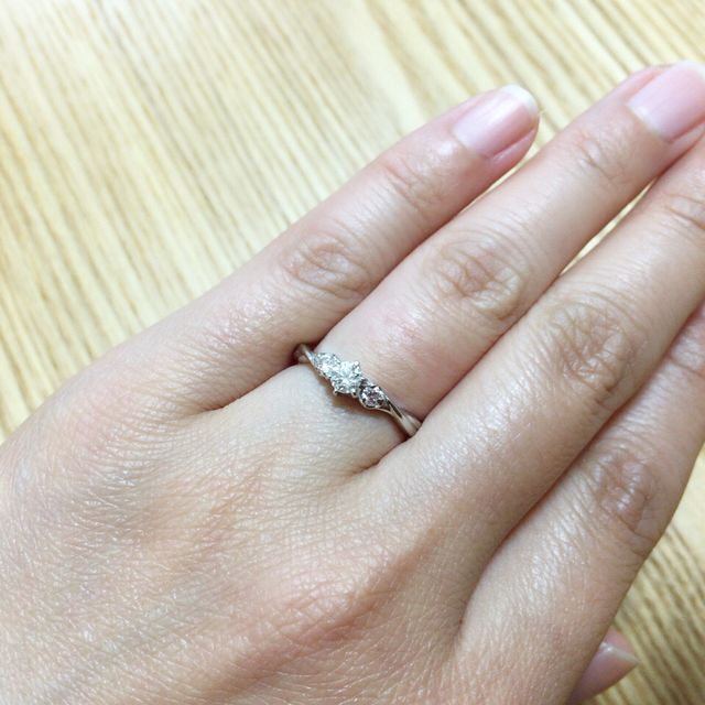 【festaria bijou SOPHIA(フェスタリア ビジュソフィア)の口コミ】 一爪のダイヤではなく、両端に小さなピンクのダイヤがついたデザインの指…