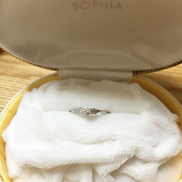 【festaria bijou SOPHIA(フェスタリア ビジュソフィア)の口コミ】 一爪のダイヤではなく、両端に小さなピンクのダイヤがついたデザインの指…