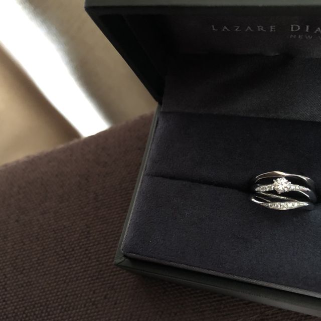 【ラザール ダイヤモンド(LAZARE DIAMOND)の口コミ】 婚約指輪がウェーブタイプだったので重ね付けをしたときのフィット感を重…