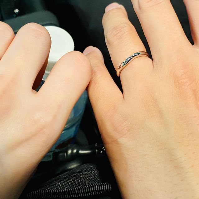 【エクセルコダイヤモンド(EXELCO DIAMOND)の口コミ】 婚約指輪と重ね付けすることを前提に、強調しすぎないデザインを選びまし…