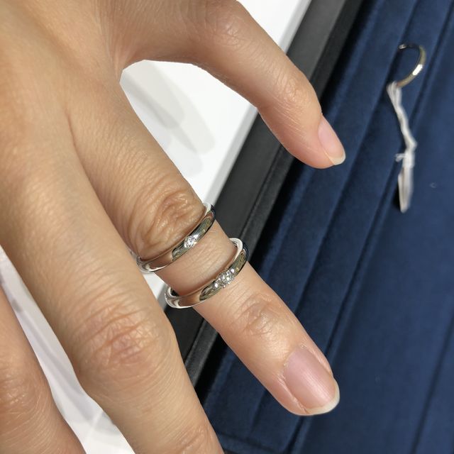 【4℃ BRIDAL(ヨンドシーブライダル)の口コミ】 他のブランドに比べて店舗が広かったこともあり、ショーケースの指輪の種…