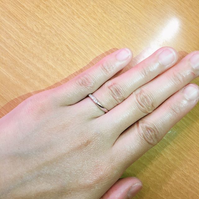 【ROYAL ASSCHER(ロイヤル・アッシャー)の口コミ】 デザインが細身でとても気に入りました。
ダイヤモンドも細かく、主張も激…