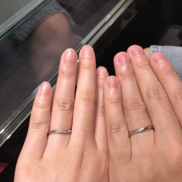 【ラザール ダイヤモンド(LAZARE DIAMOND)の口コミ】 レディースのリングにはダイヤが３石ほどあしらわれており、手元が華やか…